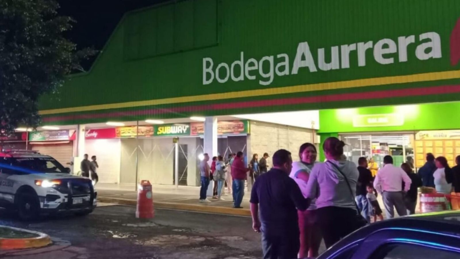 Criminales armados asaltan el Bodega Aurrerá de Xilotzingo