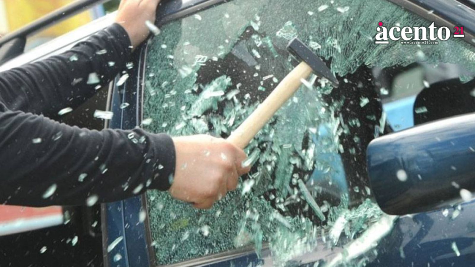 Dan cristalazo a camioneta de alcalde oaxaqueño en el Centro Expositor