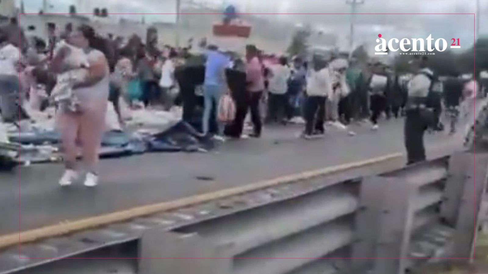 Tráiler de cerveza termina volcado en la México-Puebla y poblanos aprovechan para llevarse las latas