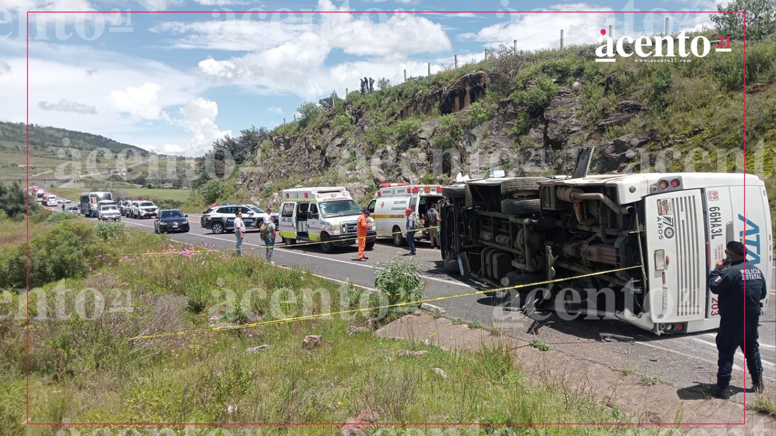 Cuatro lesionados dejó volcadura de un autobús de la línea ATAH en la autopista Tlaxco-Tejocotal