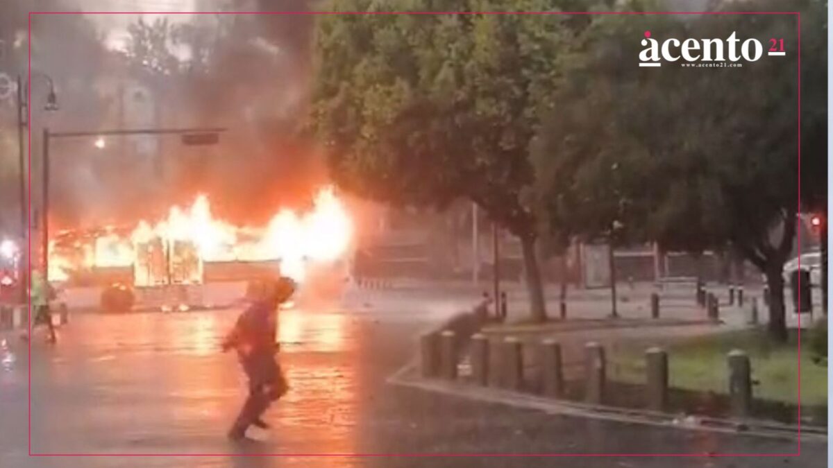 Protesta de la Normal de Teteles se sale de control; incendiaron unidad de RUTA