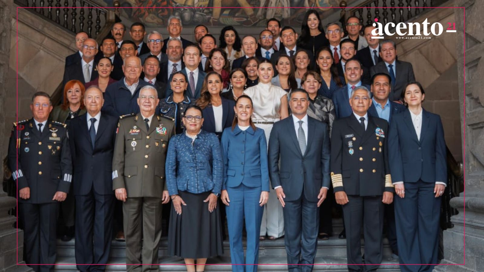 En coordinación, Gobierno Federal y de Puebla avanzan en protección a mujeres -El gobernador del Estado de Puebla estuvo presente en la 51 Sesión Ordinaria del Consejo Nacional de Seguridad Pública que encabezó la presidenta de México, Claudia Sheinbaum. -En su participación, el mandatario estatal destacó la disminución del delito de feminicidio en un 51 por ciento con la operación de los Centros LIBRE Casas Carmen Serdán. -La presidenta Claudia Sheinbaum, reconoció que su gobierno registra importantes avances en la coordinación con las 32 entidades del país. CIUDAD DE MÉXICO.- El gobernador de Puebla, Alejandro Armenta, participó en la Quincuagésima Primera Sesión Ordinaria del Consejo Nacional de Seguridad Pública, encabezada por la presidenta de México, Claudia Sheinbaum, donde aseguró que Puebla ha mejorado en todos los indicadores de seguridad gracias a la coordinación entre los tres órdenes de gobierno. Durante su participación, el mandatario estatal puntualizó que con los Centros Libres Casas Carmen Serdán el delito de feminicidio disminuyó 51 por ciento, en comparación con el año pasado. Reconoció la participación de la Guardia Nacional (GN), la Secretaría de Marina y la Secretaría de la Defensa Nacional (DEFENSA), para atender la delincuencia en la autopista hacia Veracruz y Ciudad de México. Enfatizó que de manera coordinada su administración también atiende el delito de extorsión y mantiene colaboración con Petróleos Mexicanos (PEMEX), en la estrategia para combatir el robo de hidrocarburos. Al encabezar la sesión del Consejo Nacional de Seguridad, la presidenta Claudia Sheinbaum, reconoció que su gobierno registra importantes avances en la coordinación con las 32 entidades del país y que el objetivo es que se consolide a partir de las leyes que han sido aprobadas a nivel federal y que buscan generar paz y tranquilidad entre las familias mexicanas. La secretaria ejecutiva del Sistema Nacional de Seguridad Pública, Marcela Figueroa Franco explicó los avances en los indicadores como los homicidios dolosos en los que estados como Puebla registran una disminución importante entre enero y agosto de 2025. En su mensaje, el secretario de Seguridad Pública, Omar García Harfuch, indicó que el propósito de la sesión es que federación y estados alcancen consensos que se traduzcan en acuerdos sólidos para generar políticas públicas eficaces y responder a los retos en materia de seguridad. Explicó que esta sesión reafirma la voluntad de actuar coordinadamente y fortalecer la confianza ciudadana en las instituciones. Además el funcionario federal, reconoció la voluntad de las y los gobernadores con la premisa de que la seguridad es una responsabilidad compartida. Enfatizó que gracias a la coordinación del Gabinete de Seguridad, Secretaría de Marina, Defensa, Guardia Nacional, Fiscalía General de la República y los gobiernos estatales, se redujo en un 25 por ciento el número de homicidios dolosos en el país. Detalló que en lo que va del presente año se han registrado los índices más bajos de dicho delito y 23 entidades han disminuido en este indicador. La secretaria de Gobernación, Rosa Isela Rodríguez Velázquez, resaltó que en el primer eje de la estrategia de seguridad, que corresponde a la atención a las causas, han realizado una tarea coordinada con la participación de 37 dependencias federales y las 298 mesas de paz, donde intervienen autoridades estatales y municipales, para llevar programas de bienestar y prevención de la violencia y adicciones Finalmente, el Fiscal General de la República, Alejandro Gertz Manero, indicó que los números confirman los esfuerzos coordinados de las entidades federales con los gobiernos estatales, reconoció que como autoridades tienen que estar presentes en todas las calles, colonias, escuelas y poblaciones del país, porque afirmó que la única manera de contener la delincuencia es atacar desde su origen. El gobierno de Puebla se suma a la estrategia de seguridad de la presidencia de México para consolidar un país de paz, justicia y bienestar, a través de inteligencia, tecnología y fortalecimiento de las corporaciones policiales.