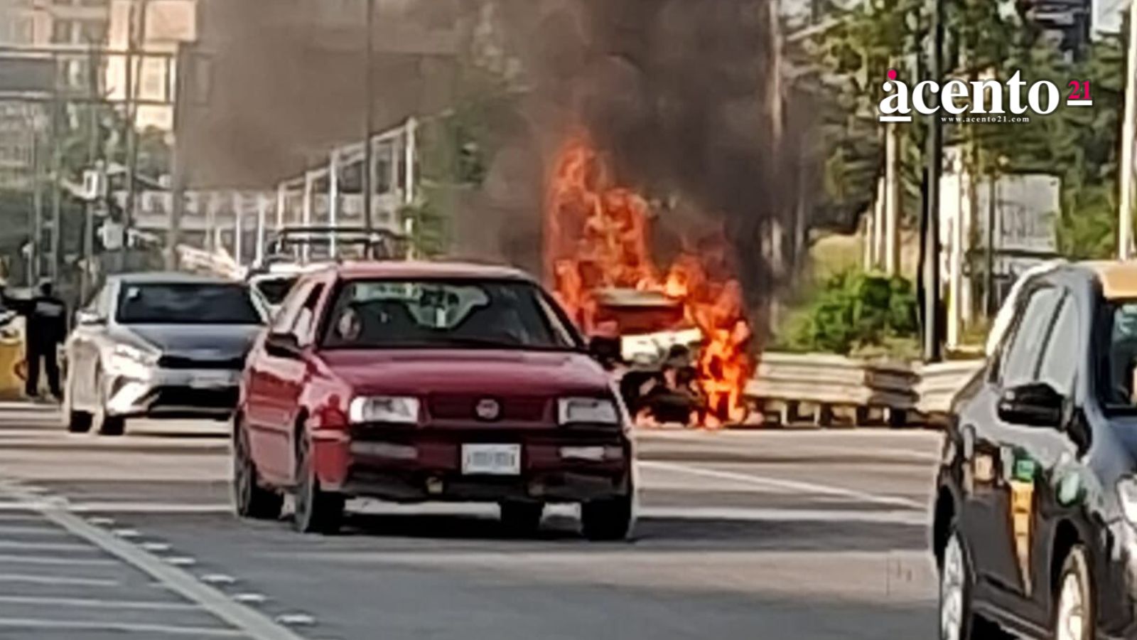 Tras choque, se incendia auto en el Periférico Ecológico