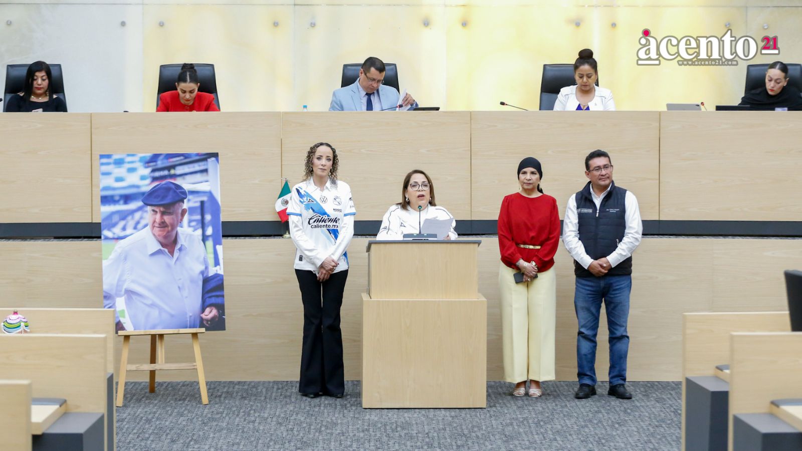 Con minuto de aplausos, diputados proponen renombre al Estadio Cuauhtémoc en honor a Manuel Lapuente