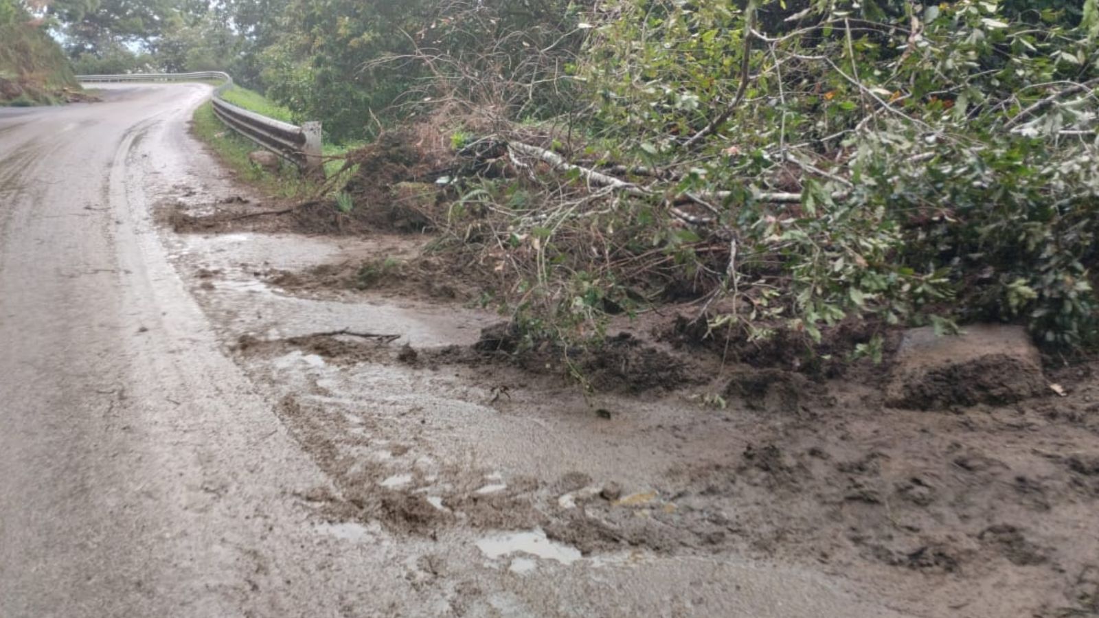 Iniciarán rehabilitación de carreteras afectadas de la Sierra Norte por tormentas tropicales