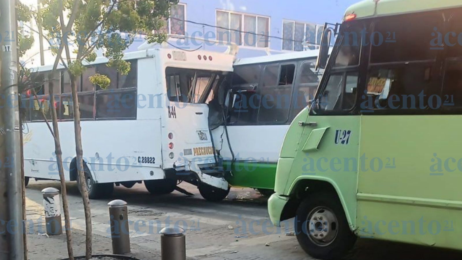 Se registra fuerte choque entre una ruta 68 y una ruta 44 en la 14 Poniente  