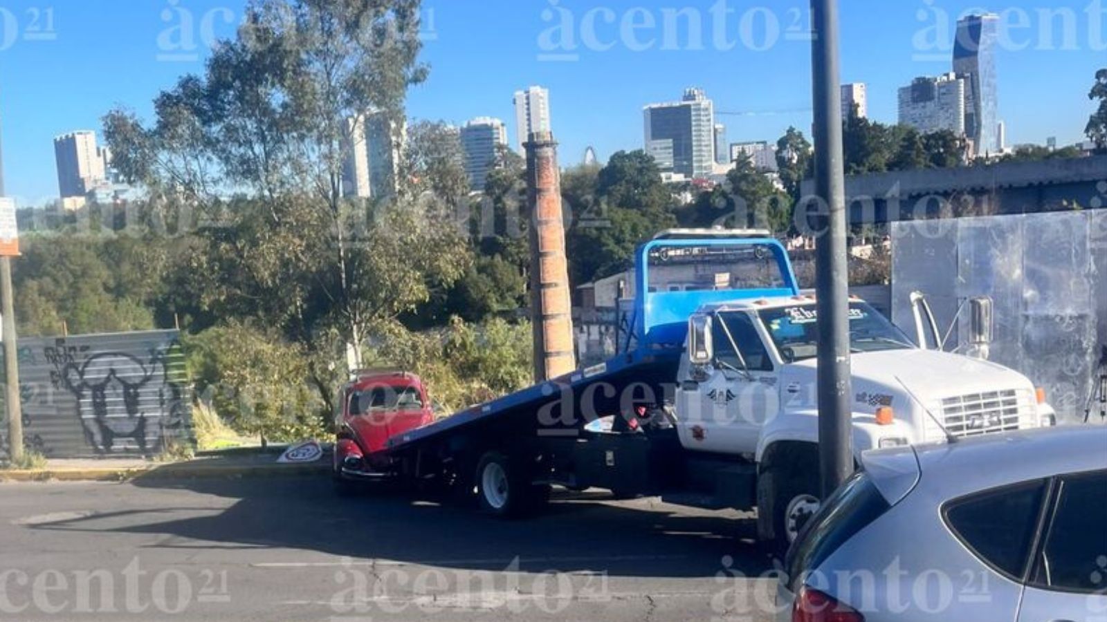 Vochito por poco cae a barranca de Cúmulo de Virgo