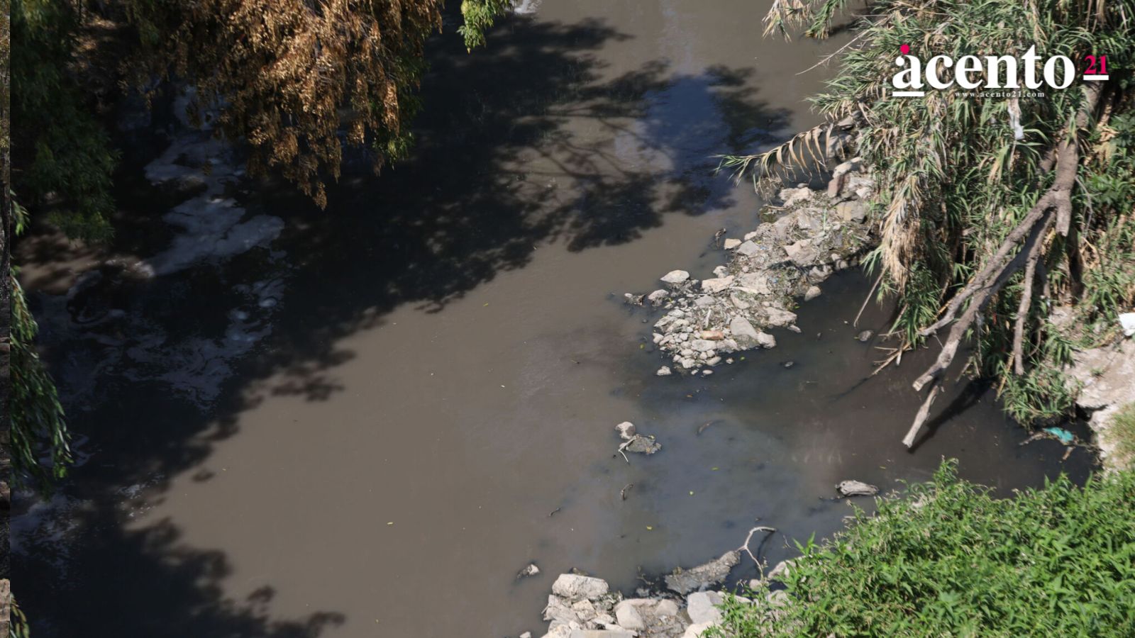 Antorcha Campesina arroja escombros a laderas del río Atoyac para vender viviendas: Armenta
