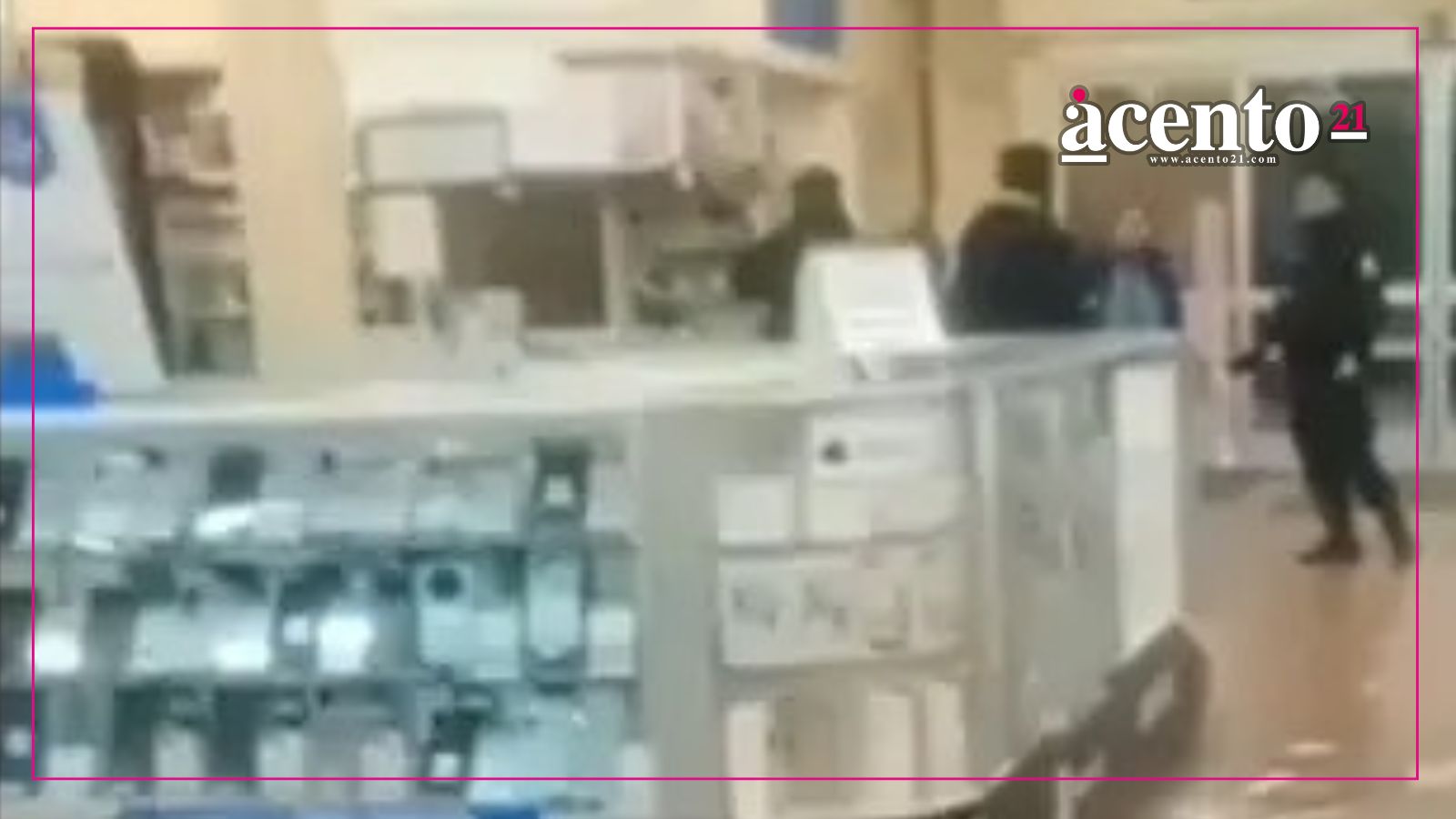 Atraco armado en Walmart de Cd Judicial; se roban celulares y encierran a empleados