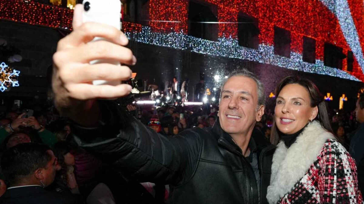 Pepe Chedraui enciende árbol de navidad con 4 mil luces LED