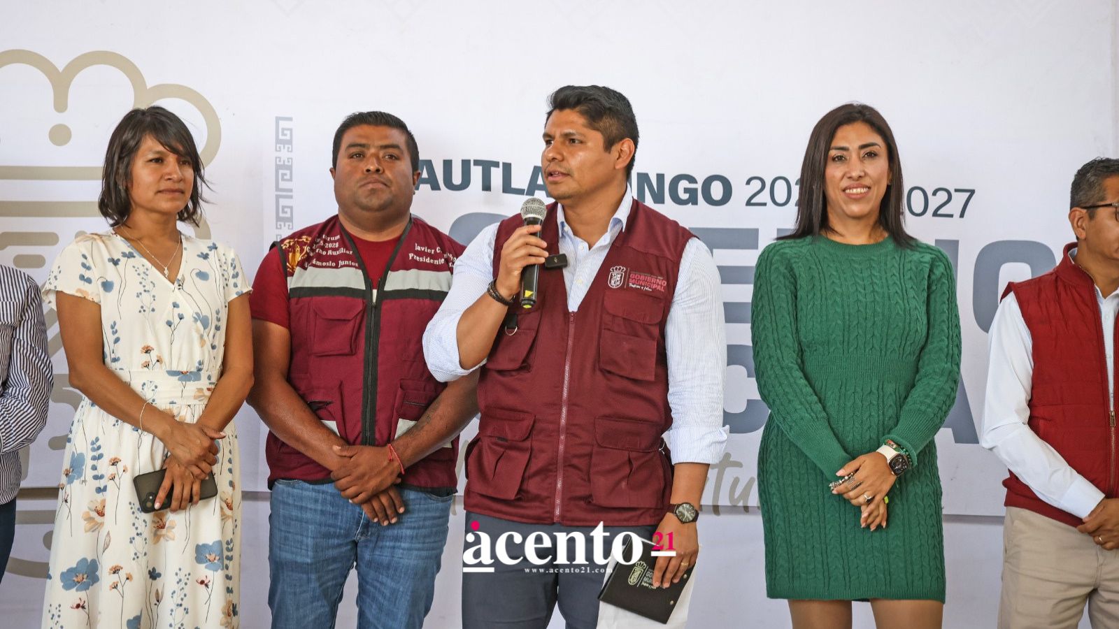Omar Muñoz entrega arco techo del “Bachillerato Octavio Paz”