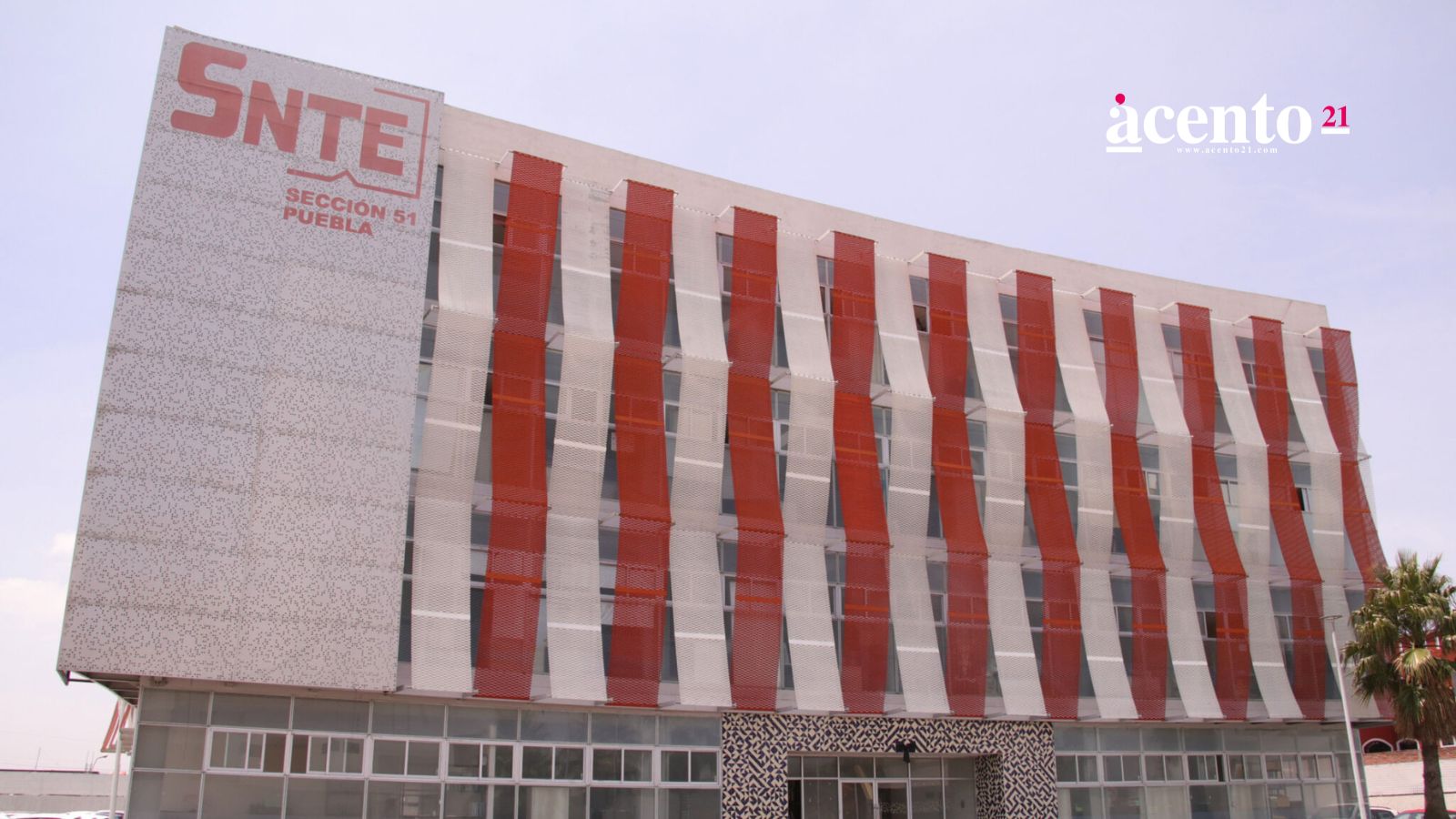 Docentes del SNTE bloquean la Recta a Cholula frente a la SEP Puebla para exigir la liberación de plazas de tiempo completo. El bloqueo inició la mañana del 13 de noviembre.