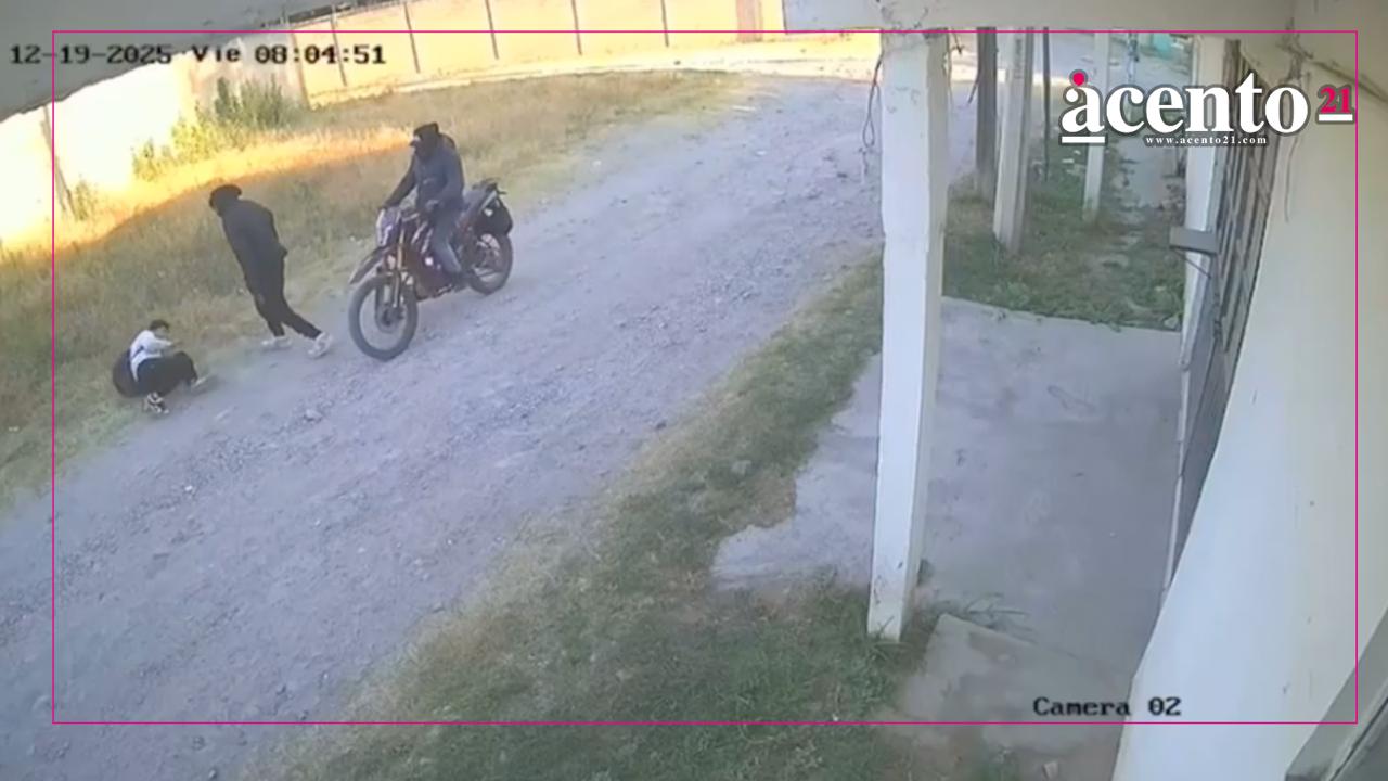 Asaltan a joven en Jardines de Santiago; delincuentes en moto lo golpearon 