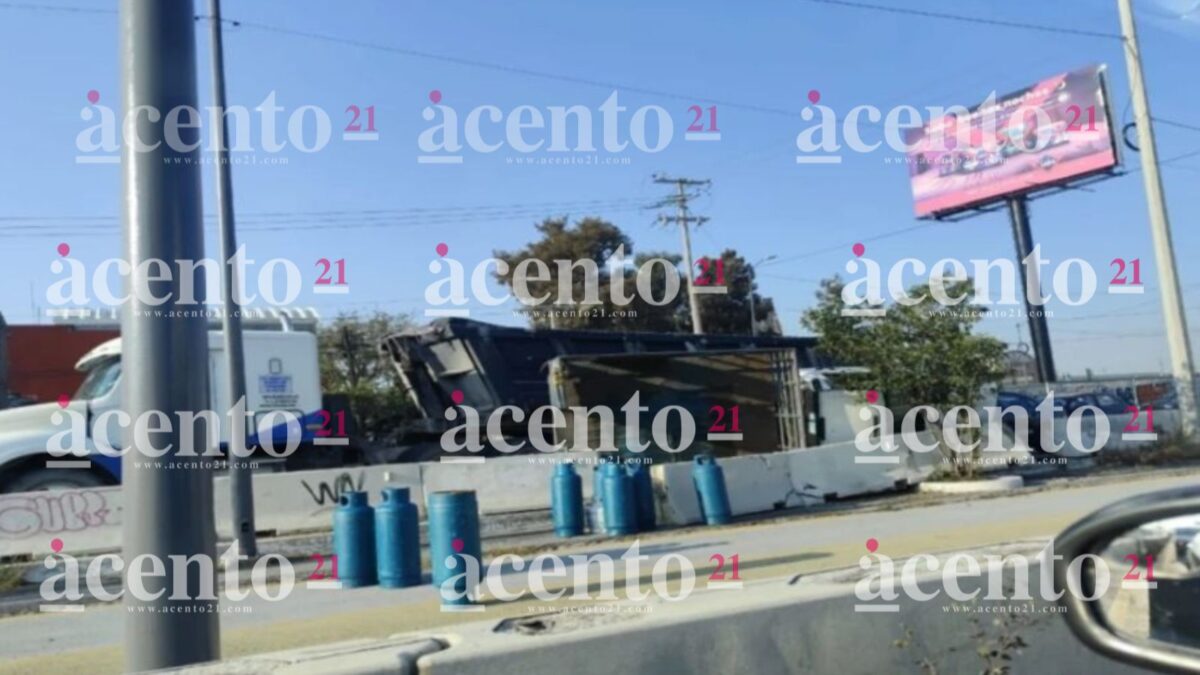 Carambola en Periférico provoca volcadura de camioneta con tanques de gas 
