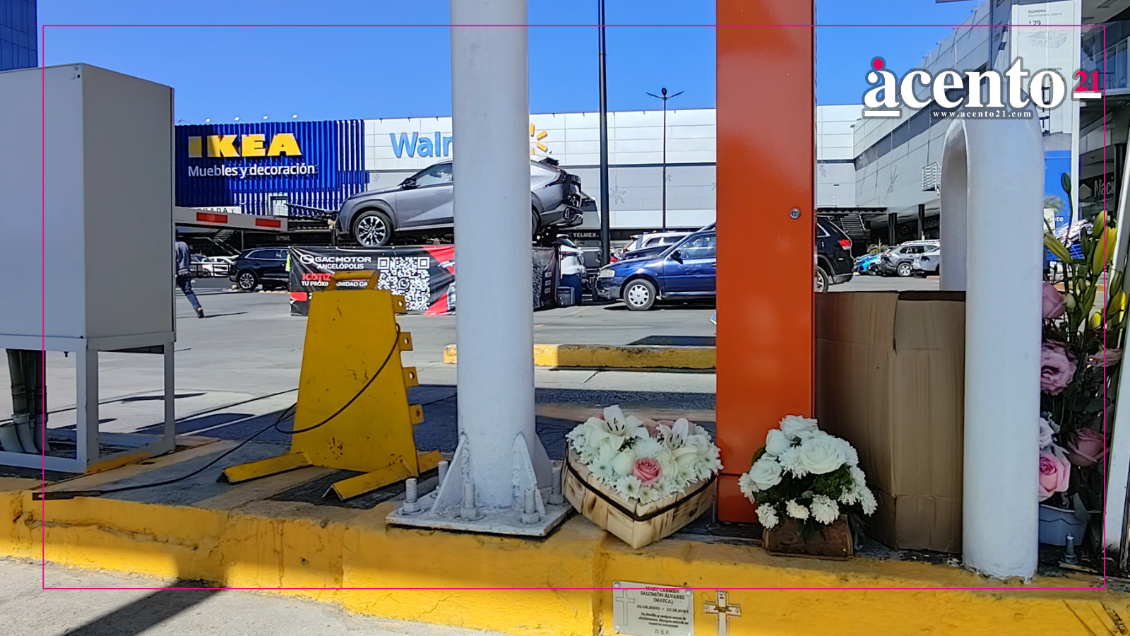 Honran memoria de Mayca Álvarez con una placa colocada en el acceso a plaza Vía San Angel