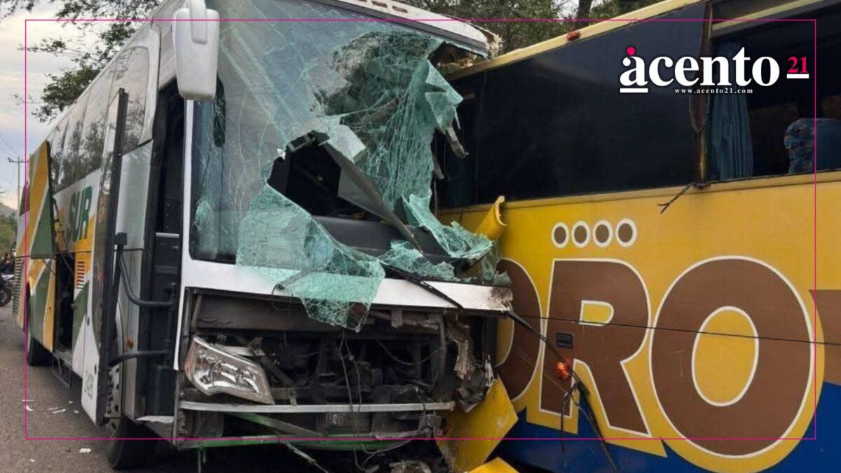 Choque frontal de dos autobuses de pasajeros en la Tlapa-Puebla deja muertos y fallecidos