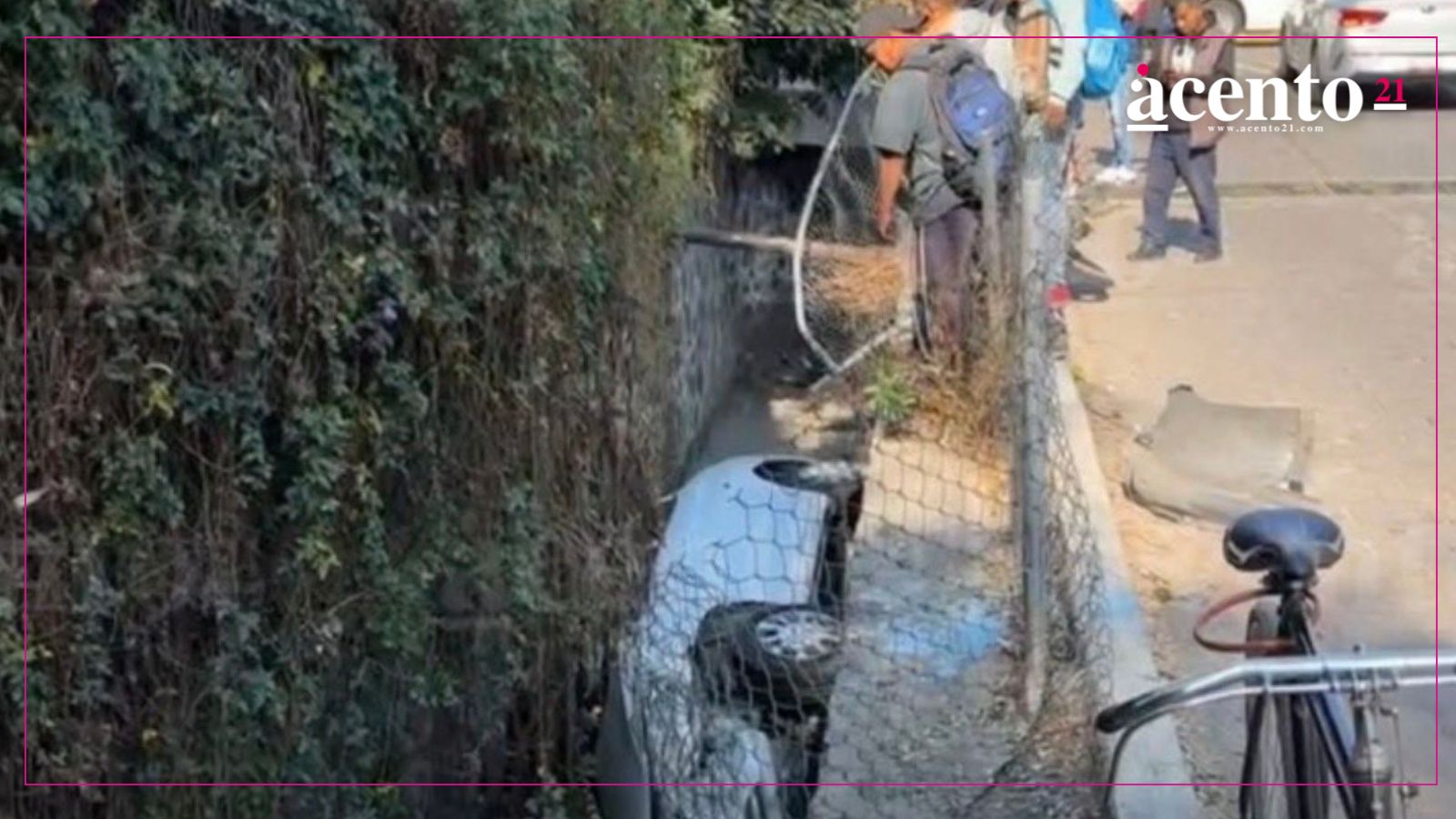 En Cuautlancingo sujeto chocó contra dos autos, atropelló a una mujer y terminó volcado en una zanja