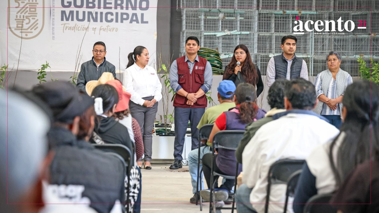 Entrega Omar Muñoz insumos para el campo