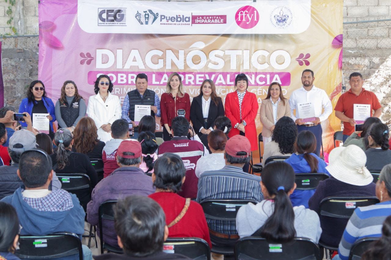 Presenta Gobierno de la Ciudad Diagnóstico sobre la Prevalencia de la Discriminación y la Violencia de Género •⁠ ⁠Los datos recabados permitirán orientar acciones estratégicas en los territorios con mayor incidencia Puebla, Pue., 01 de diciembre de 2025.- El Gobierno de la Ciudad, que encabeza el presidente municipal, Pepe Chedraui, a través de la Secretaría para la Igualdad Sustantiva de Género presentó el Diagnóstico sobre la Prevalencia de la Discriminación y la Violencia de Género en el Municipio de Puebla, un estudio realizado en coordinación con el Centro de Estudios de Género de la Facultad de Filosofía y Letras de la BUAP, cuyo objetivo es fortalecer la construcción de políticas públicas basadas en evidencia y con perspectiva de género. El evento se llevó a cabo en el Centro de Desarrollo Comunitario de Santo Tomás Chautla, una de las cinco juntas auxiliares donde se levantó este estudio. Durante su intervención, la titular de la Secretaría para la Igualdad Sustantiva de Género, Zaira González Gómez, destacó que este diagnóstico “nos permite mirar de frente las realidades que viven las mujeres en su vida cotidiana, y nos obliga a actuar con responsabilidad, sensibilidad y urgencia”. Durante su intervención Josefina Manjarrez Rosas, directora de la Facultad de Filosofía y Letras de la BUAP, en representación de la rectora de la BUAP, María Lilia Cedillo Ramírez, subrayó el compromiso de la institución para generar conocimiento que contribuya a construir entornos más seguros para mujeres, niñas y adolescentes. El estudio fue aplicado en un polígono conformado por las juntas auxiliares de San Pedro Zacachimalpa, Santo Tomás Chautla, San Baltazar Tetela, Santa María Guadalupe Tecola y San Andrés Azumiatla. De acuerdo con los resultados, las principales causas de discriminación se relacionan con el nivel de estudios, orientación sexual, clase social y edad, registradas en espacios públicos, laborales y educativos. En materia de violencia de género, los ámbitos con mayor incidencia son el escolar, laboral, digital, familiar y de pareja. Asimismo, predominan las violencias sexual, psicológica y física. Estos datos permitirán orientar acciones estratégicas en los territorios con mayor nivel de incidencia. Asimismo, representantes de las cinco juntas auxiliares recibieron los ejemplares del diagnóstico, reconociendo que esta información será fundamental para impulsar procesos comunitarios de prevención y atención.