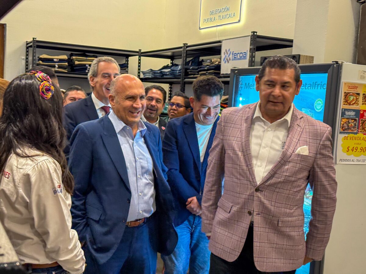 El gobernador Alejandro Armenta Mier, el secretario de Desarrollo Económico, el director de Desarrollo Regional y Economia Social, Sergio Angelo Ávila y el alcalde Pepe Chedraui, estuvieron presentes en este evento.