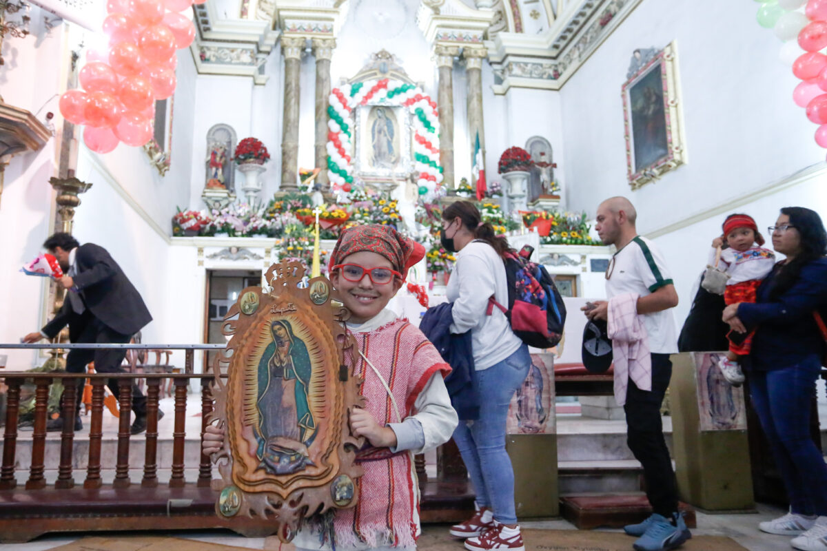 Durante todo el día, fieles creyentes comenzaron a llegar a este espacio para ver a la virgen en la iglesia de La Villita.