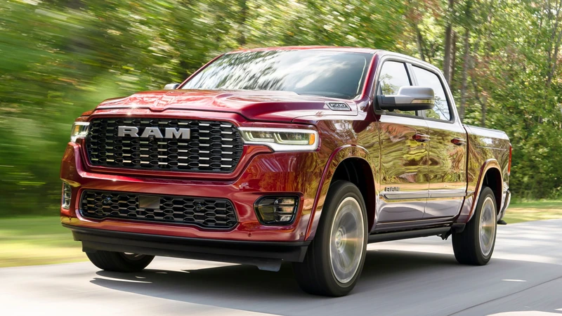 La convocatoria establece que se deben adquirir camionetas pick up modelo 2025, RAM 1500 Bighorn v6 crew cab 4x4 2025, off road tren de fuerza.