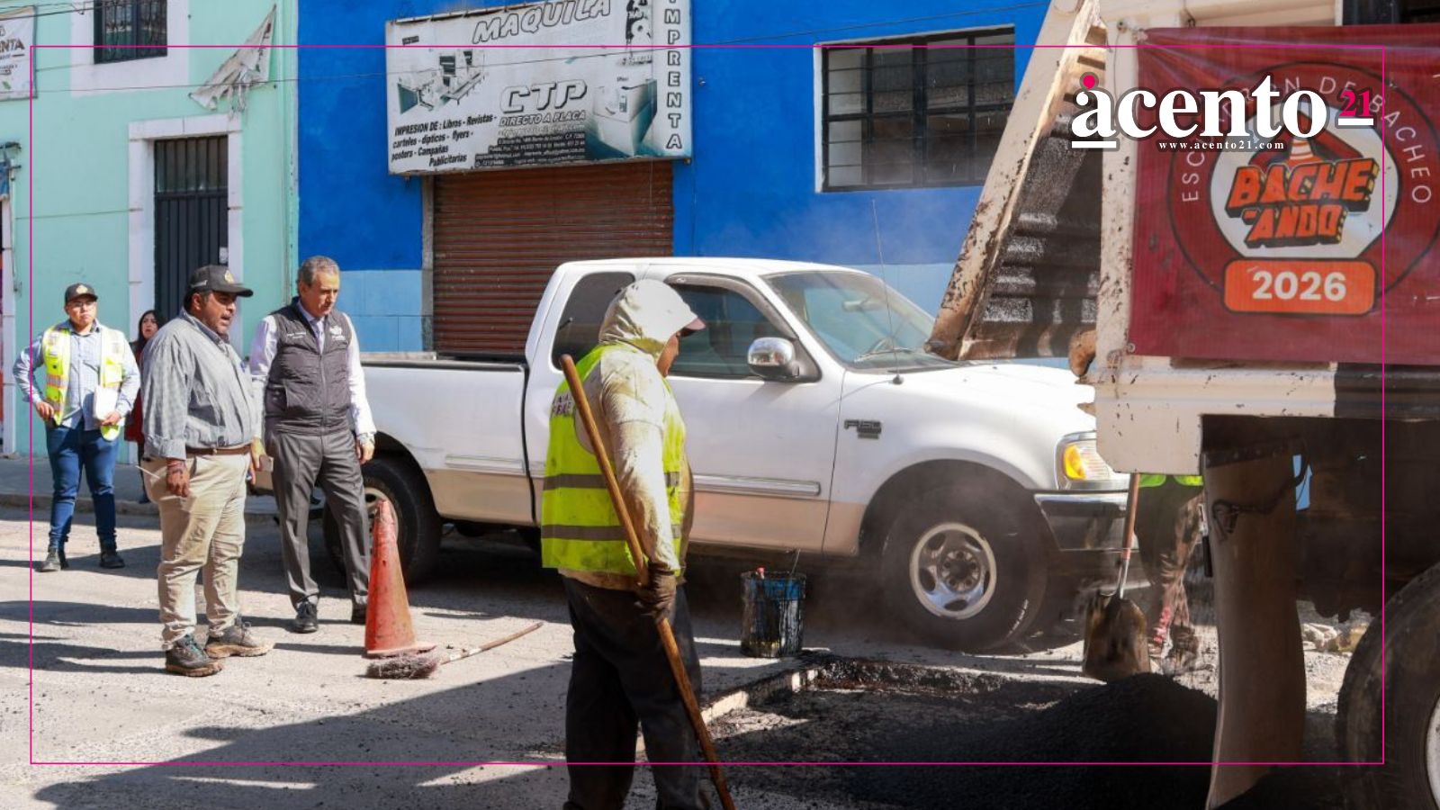 Supervisa Pepe Chedraui trabajos campaña "Bacheando Puebla" en el Barrio de Analco