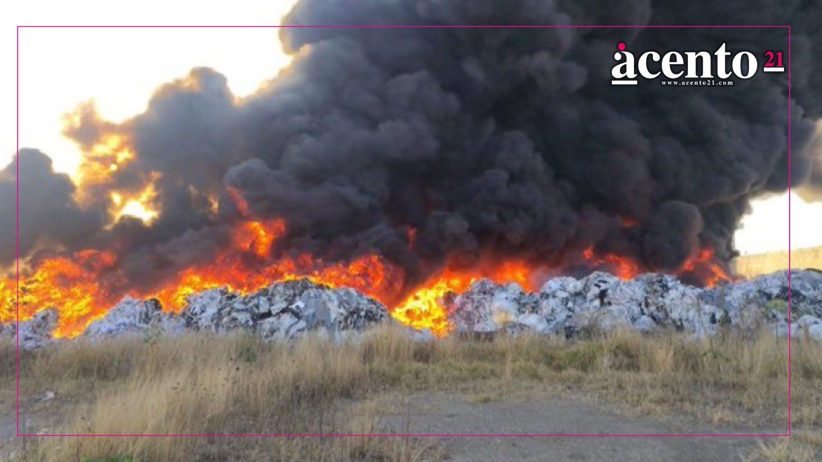 Incendio consume telas y desperdicio industrial en Coronango; la nube de humo negro fue impresionante