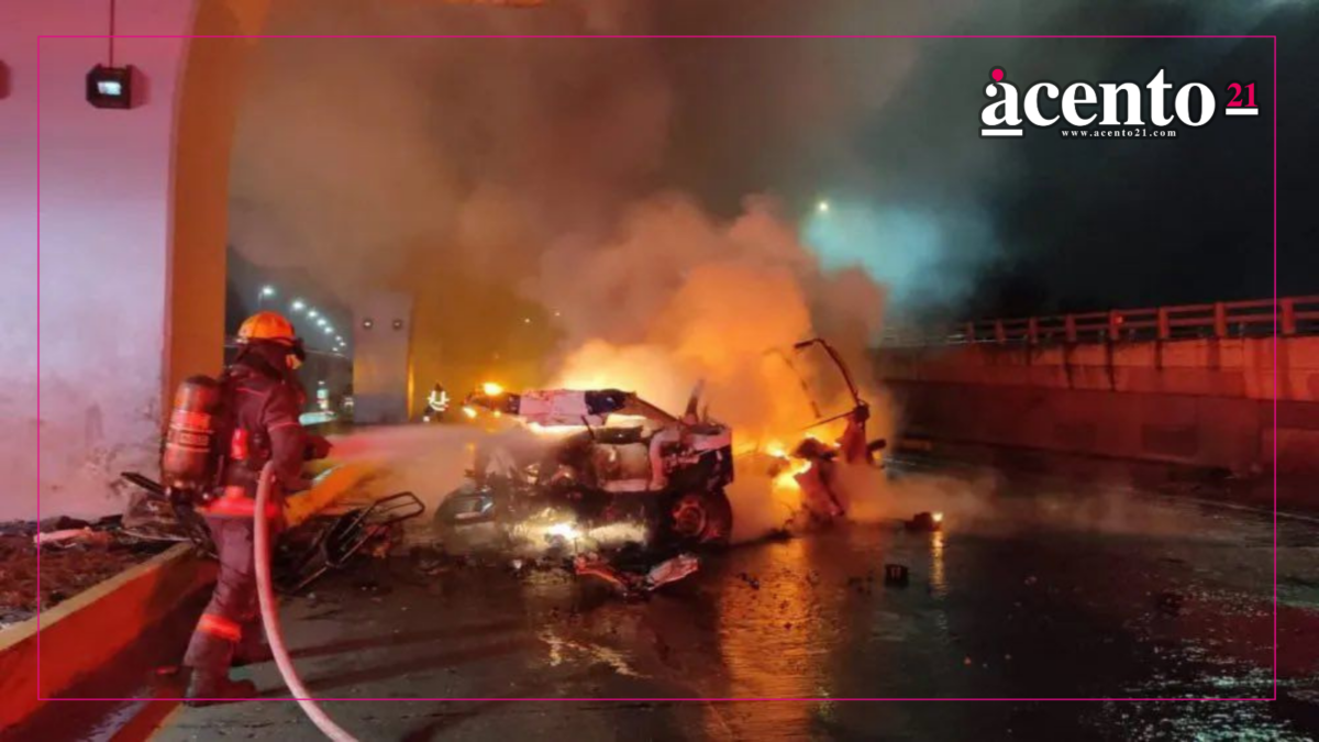 Tragedia en la Mexico-Puebla; muere calcinado un policía estatal en accidente, chocó y su patrulla se incendió