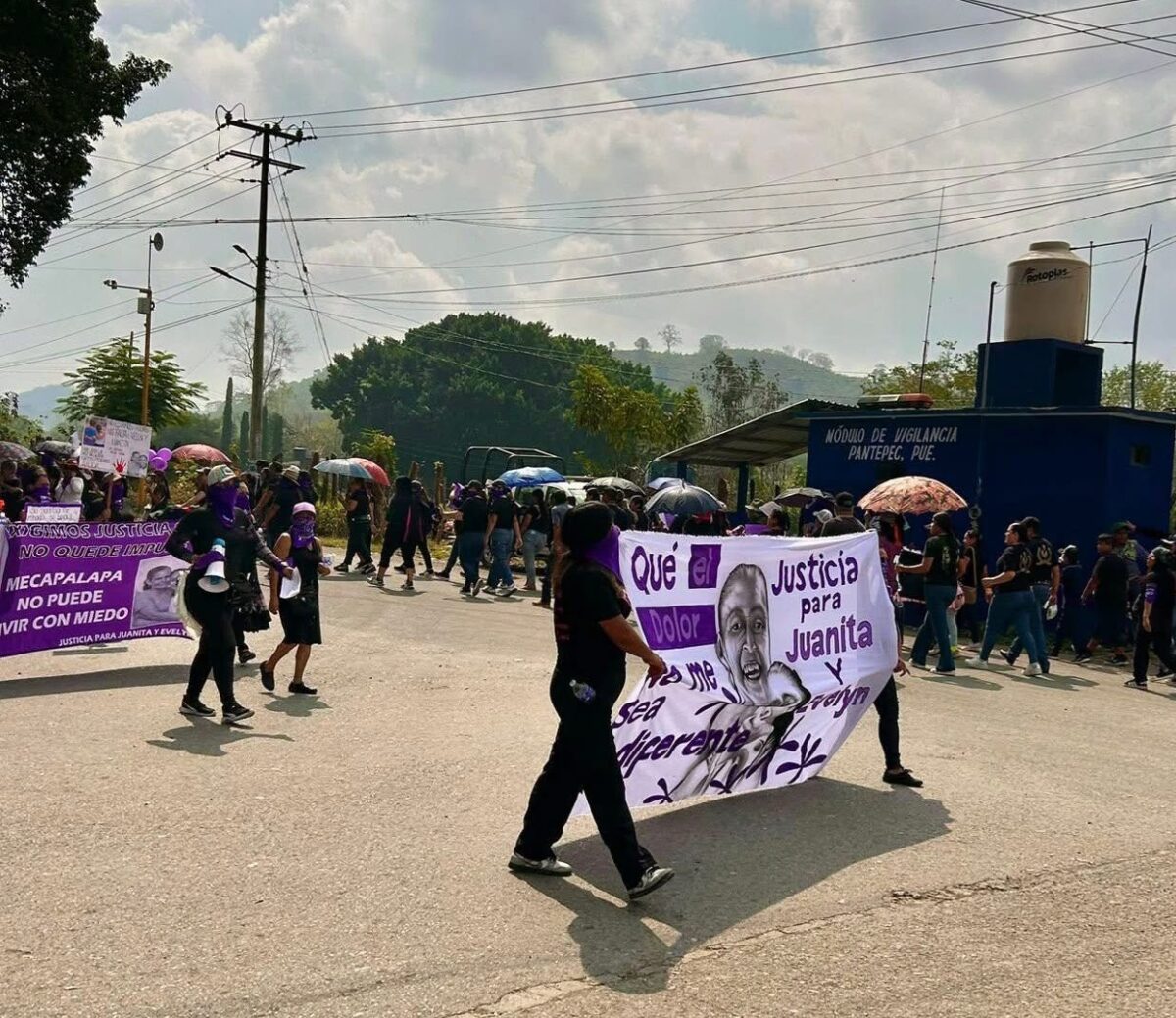 El doble feminicidio que ocurrió el pasado 21 de febrero en el municipio de Tepantepec, ubicado en la Sierra Norte de Puebla, continúa conmocionando a los pobladores de esta zona.