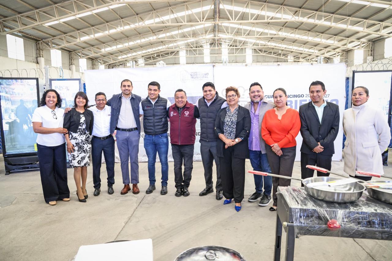 Fortalece Cuautlancingo comedores escolares Cuautlancingo, Pue. Con el compromiso de fortalecer la educación y el bienestar de la niñez, el presidente municipal de Cuautlancingo, Omar Muñoz, entregó equipamiento para comedores escolares en cuatro planteles educativos del municipio. Esta acción beneficia directamente a 769 niñas y niños a través del programa de desayunos escolares en modalidad caliente, lo que garantiza mejores condiciones para su alimentación y desarrollo integral dentro de sus espacios educativos. Acompañado de la Presidenta del Sistema Municipal DIF, Tere Alfaro, el Presidente municipal destacó que su administración impulsa una política integral en materia educativa, con inversión en infraestructura, equipamiento y programas sociales que fortalecen las condiciones de aprendizaje. Señaló que la educación es una herramienta que transforma vidas y abre oportunidades para el futuro de la niñez. Asimismo, reconoció el respaldo del gobernador Alejandro Armenta y de la presidenta del Sistema DIF Estatal, Ceci Arellano, quienes han contribuido con acciones coordinadas en favor de las familias de Cuautlancingo. En su intervención, el delegado de la región 09, Rigoberto Ortiz Osorio, reconoció el trabajo conjunto con el municipio, así como la labor del Sistema DIF Municipal en favor de las familias. “Con trabajo en equipo y cercanía con la gente se logran resultados que benefician directamente a las niñas, niños y sus familias”, expresó. Por su parte, Tere Alfaro subrayó que el fortalecimiento de los comedores escolares permite brindar atención de calidad a las niñas y niños al asegurar alimentos adecuados en espacios dignos. Reiteró que el objetivo es generar confianza en las familias y garantizar el bienestar de la niñez. Las escuelas beneficiadas son: Primaria Miguel Hidalgo, en Chautenco; Primaria Fuerte de Guadalupe; Primaria Cinco de Mayo, en San Lorenzo Almecatla; y Primaria Cadete Virgilio Uribe, en Sanctorum. Estas acciones se realizaron con recursos del Programa de Obra Comunitaria, con inversión bipartita.