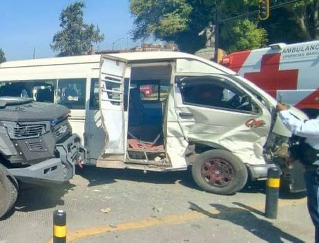 Una camioneta blindada de la Policía Estatal, chocó contra una combi ruta 23A en el Blvd 5 de Mayo y 18 Ote, derivado de ello tres personas resultaron lesionadas.