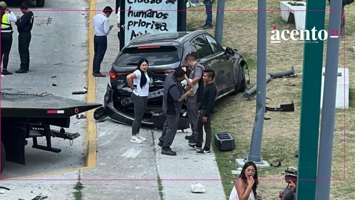 Aparatoso choque en la Atlixcáyotl; camioneta impacta parada de camión