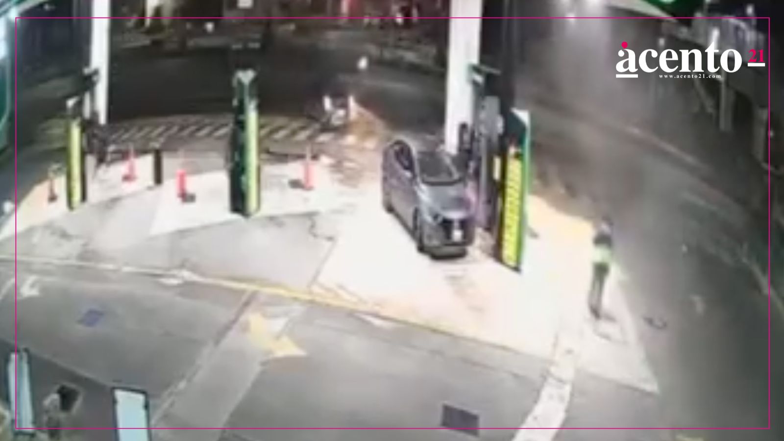 Loco al volante impactó su vehículo contra otra unidad en gasolinera de periférico