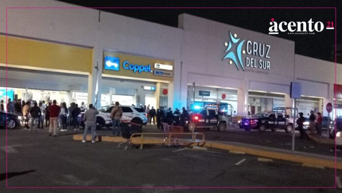 Violento asalto en el Coppel del Cruz del Sur; grupo armado se robó celulares Violento asalto en el Coppel del Cruz del Sur; grupo armado se robó celulares