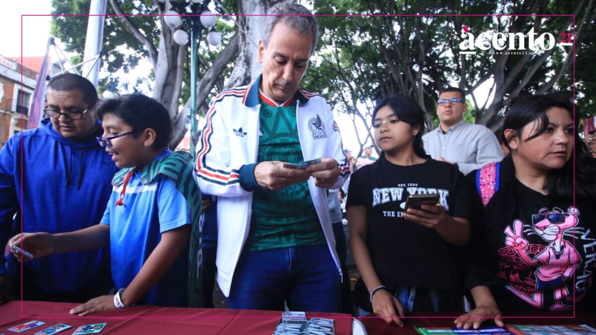 Pepe Chedraui convive con familias poblanas en intercambio de estampillas mundialistas