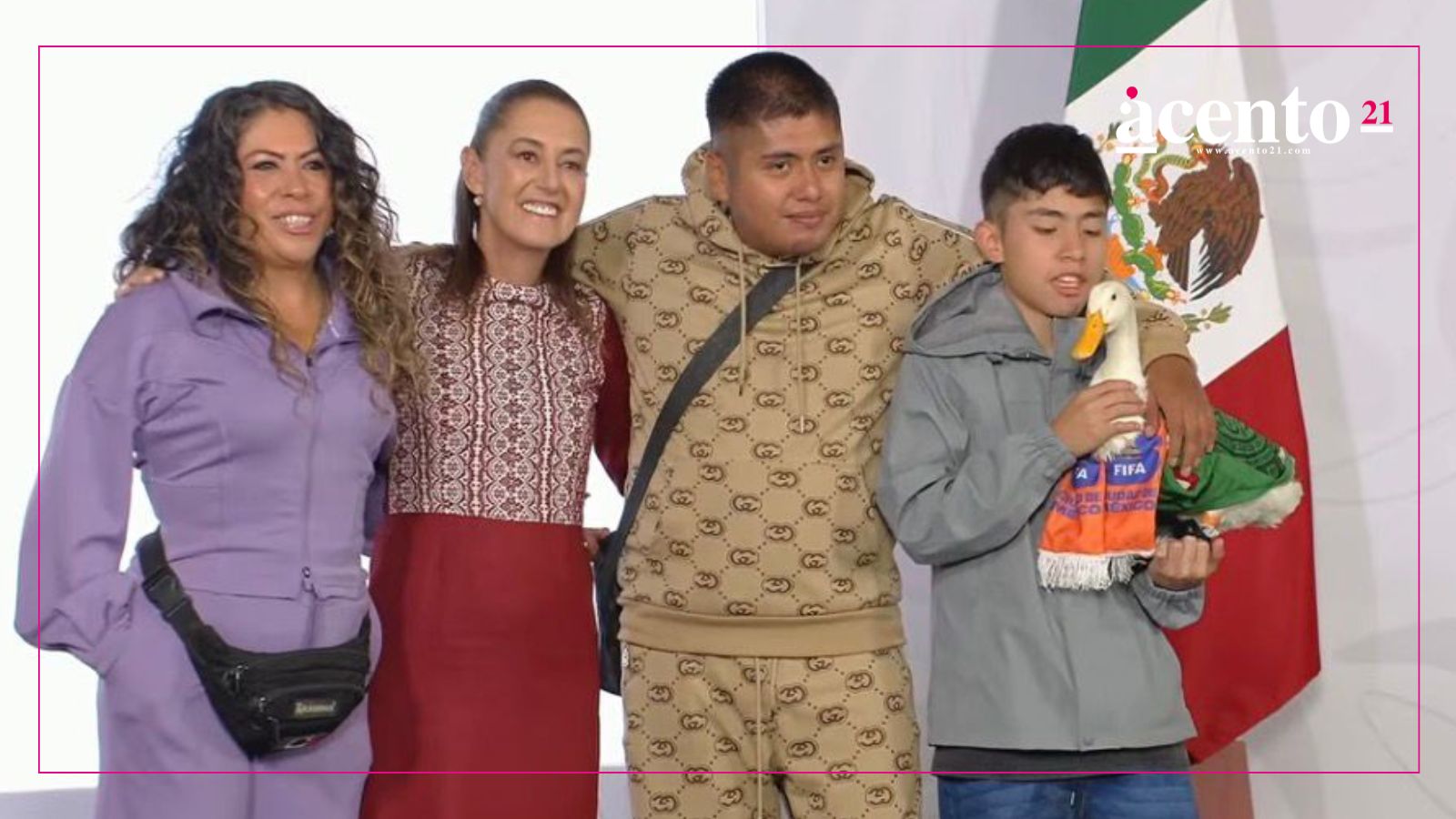 Merlín, el pato viral del Mundial 2026, visita Palacio Nacional