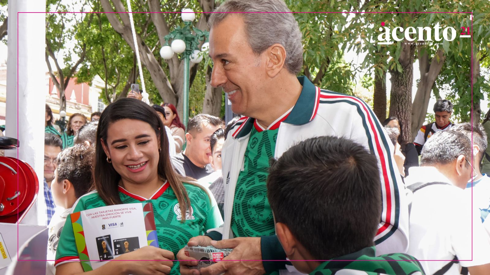 Pepe Chedraui se reúne con poblanas y poblanos en Megaintercambio de Estampas Mundialistas