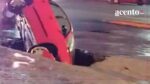 Increíble, un socavón se tragó un auto antes de subir el puente de La María