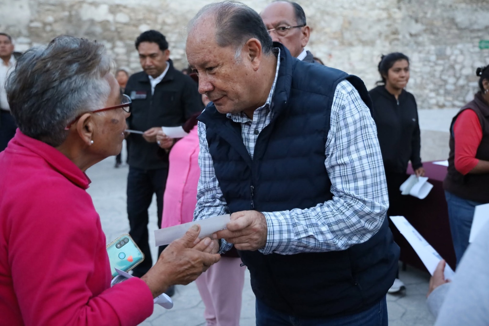 Gobierno de Tepeaca brinda apoyo económico y rehabilita espacios afectados tras explosión en San Juan Negrete
