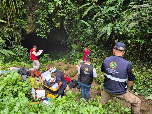 Lluvias cobran vidas en Cuetzalan; rescatistas mantienen búsqueda de dos personas en gruta
