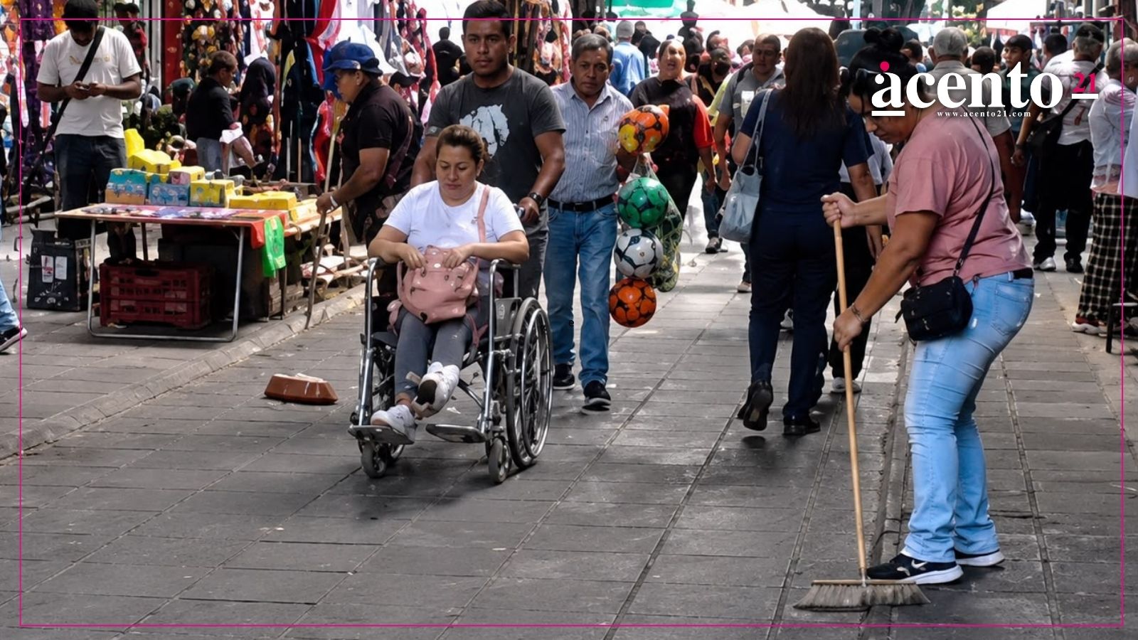 Comerciantes de Fuerza 2000 limpian calles del Centro Histórico para prevenir inundaciones