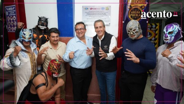 Devela Pepe Chedraui placa conmemorativa por el 73 aniversario de la Arena Puebla
