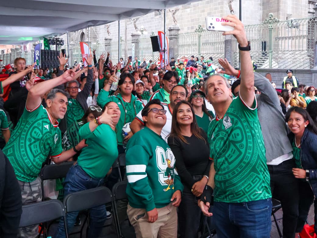 Convive Pepe Chedraui con familias poblanas durante el encuentro de la Selección Mexicana