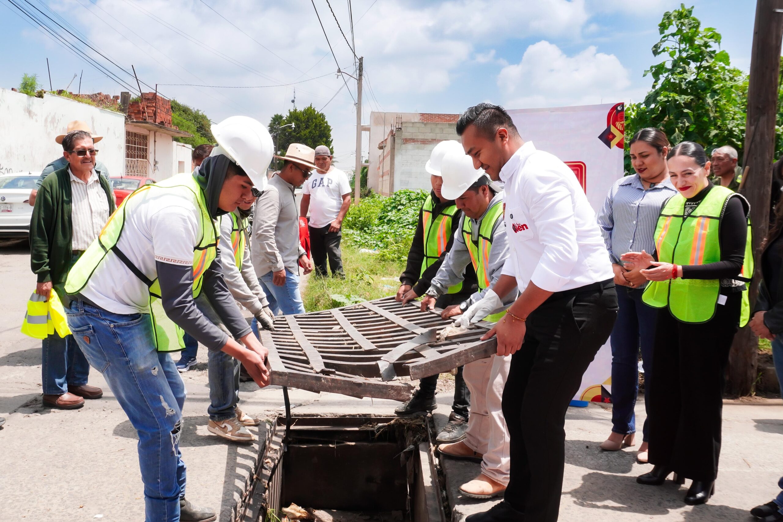 Para prevenir inundaciones Roberto Solís inicia la rehabilitación de 52 rejillas pluviales en Huejotzingo Para prevenir inundaciones Roberto Solís inicia la rehabilitación de 52 rejillas pluviales en Huejotzingo