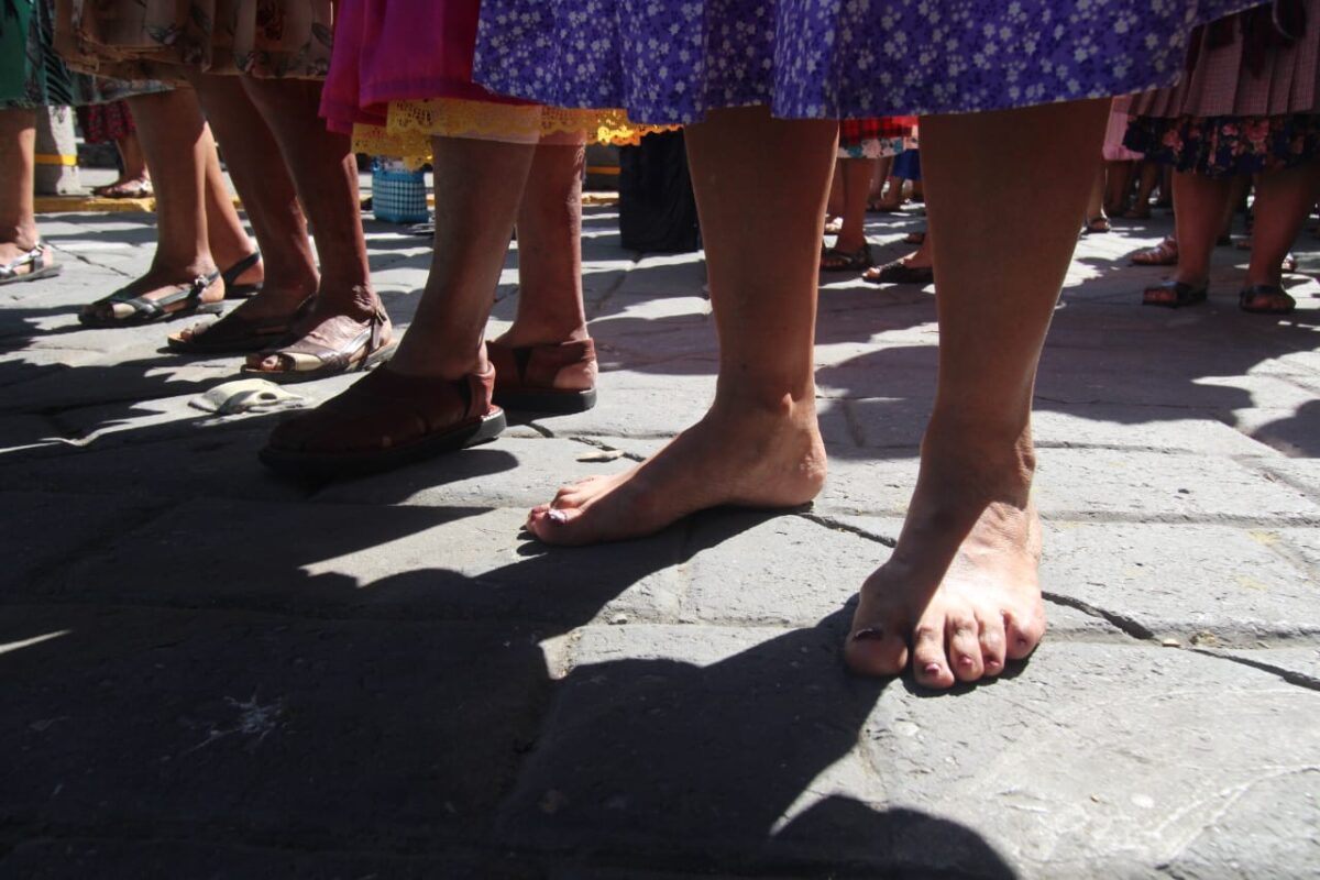 todas las participantes deben portar el traje típico regional, integrado por blusa bordada, enagua o falda, delantal, trenzas adornadas con listones y huaraches.
