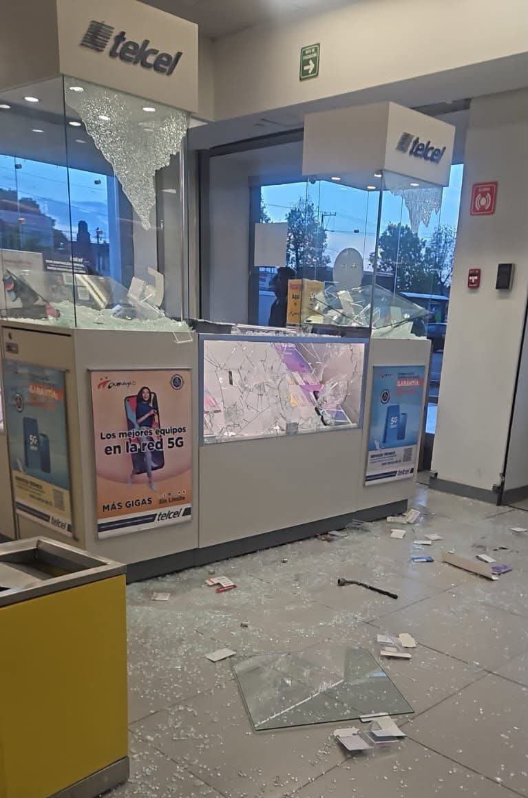 sujetos armados ahora en la sucursal de Xilotzingo, donde fueron robados más de 15 celulares.
