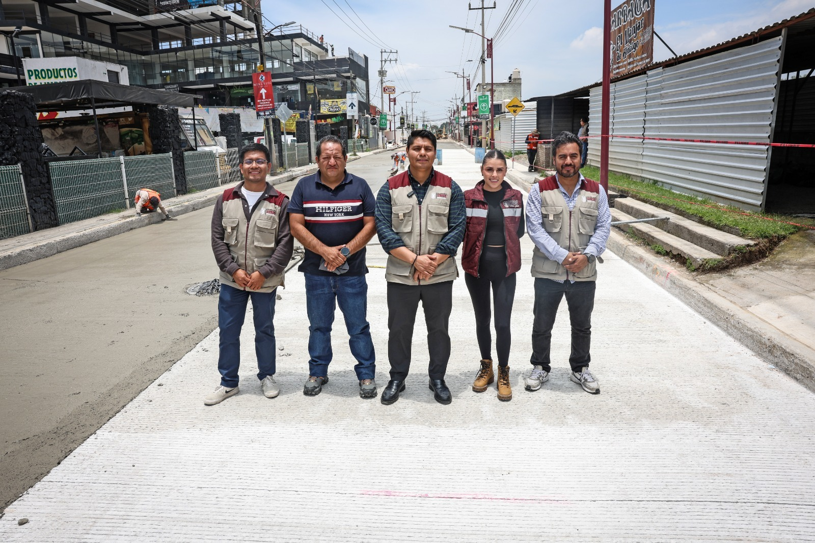 Omar Muñoz supervisa pavimentación de la calle Tlaxcala en Cuautlancingo Omar Muñoz supervisa pavimentación de la calle Tlaxcala en Cuautlancingo