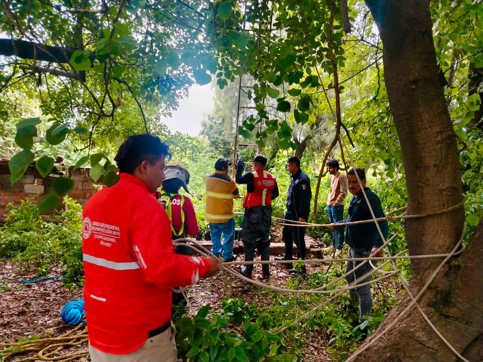 Bomberos y Protección Civil rescatan a un perro de un pozo en Cuautlancingo