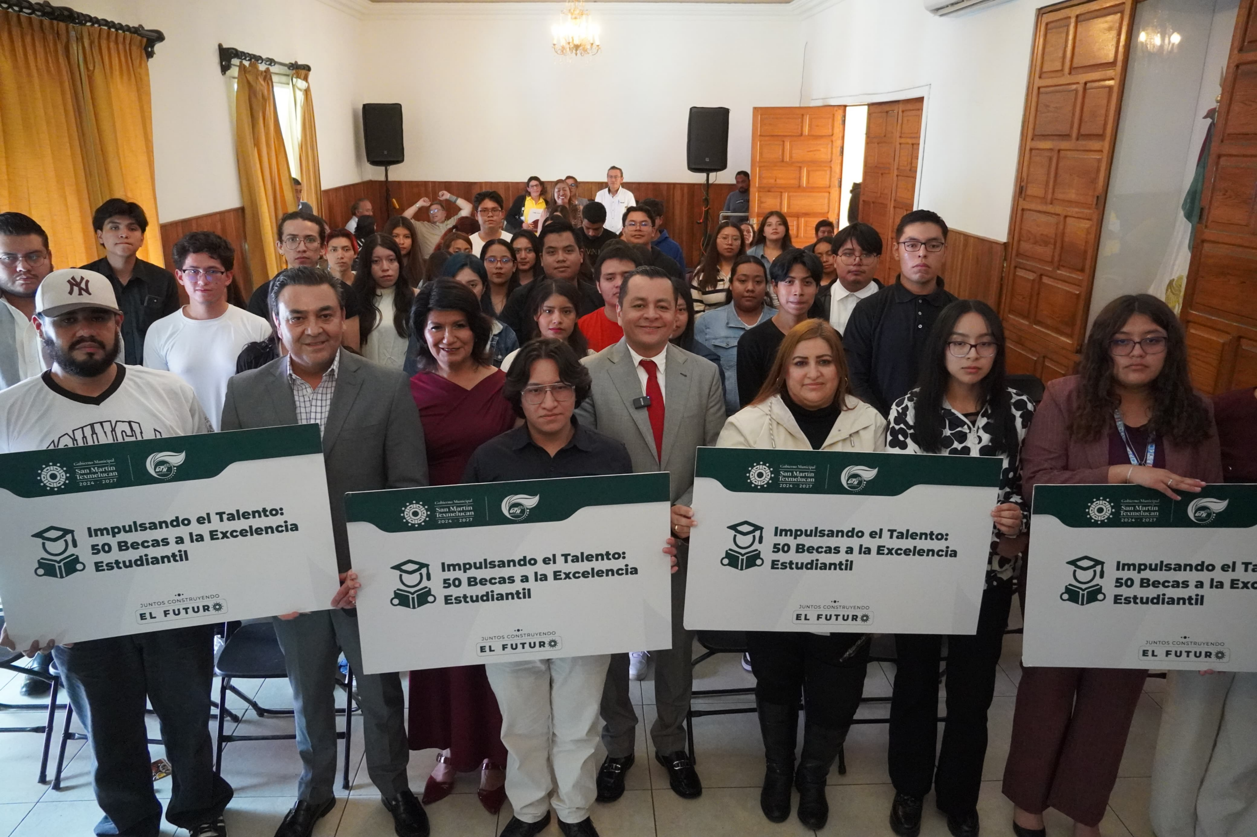 Juan Manuel Alonso entrega 50 nuevas becas a estudiantes de la UTH